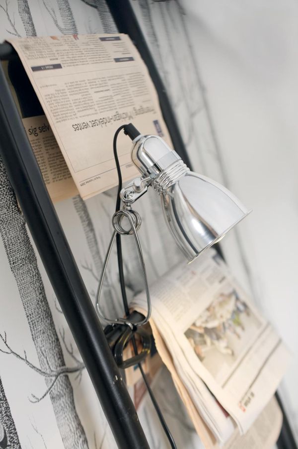 nowoczesna lampa biurkowa z funkcją przyczepienia jej w dowolnym miejscu.