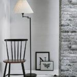 stylowa lampa podłogowa z białym kloszem plisowanym i czarną nogą - aranżacja salon w szarościach i bieli