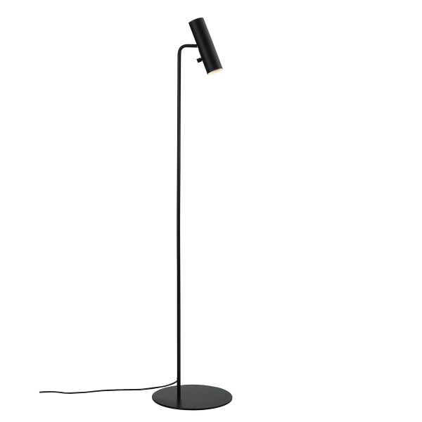 czarna lampa podłogowa z czarnym kloszem reflektorem - aranżacja salon w szarości, scandi