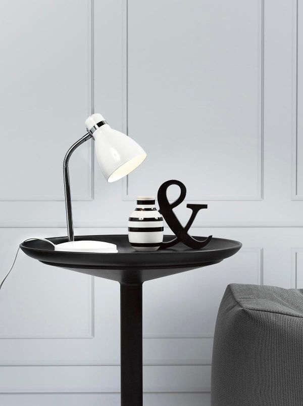 biała lampa biurkowa z regulowanym ramieniem - aranżacja salon
