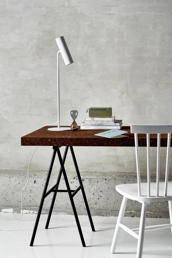 biała lampa stołowa z reflektorkiem - aranżacja