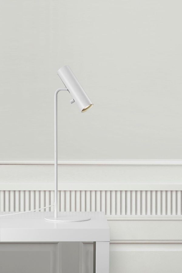 biała lampa stołowa w stylu nowoczesnym, klosz w kształcie tuby