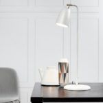 biała lampa stołowa - aranżacja salon w bieli i szarości, geometryczne wzory