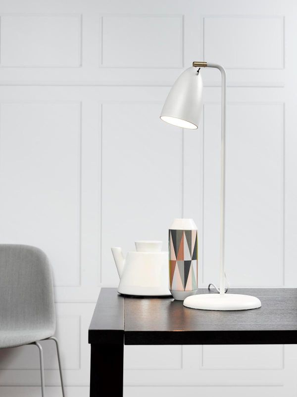 biała lampa stołowa - aranżacja salon w bieli i szarości, geometryczne wzory