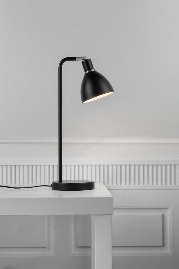 czarna lampa stołowa w stylu nowoczesnym, jasna aranżacja kontrast