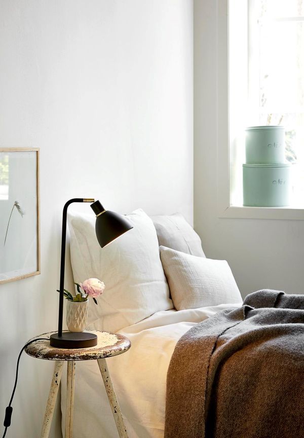czarna lampa stołowa ze złotymi detalami - aranżacja sypialnia vintage