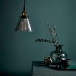 industrialna lampa wisząca barwiona na szaro - aranżacja salon w ciemnych kolorach
