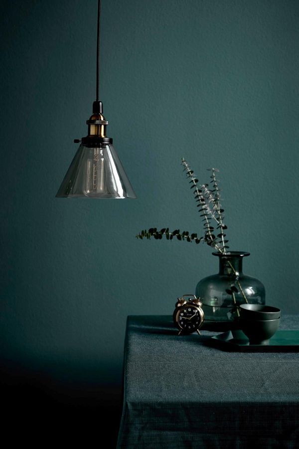 industrialna lampa wisząca barwiona na szaro - aranżacja salon w ciemnych kolorach