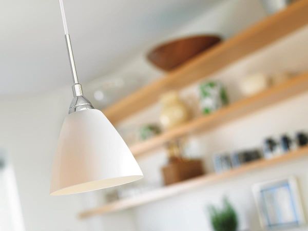 nowoczesna lampa wisząca z mlecznym kloszem - aranżacja kuchnia