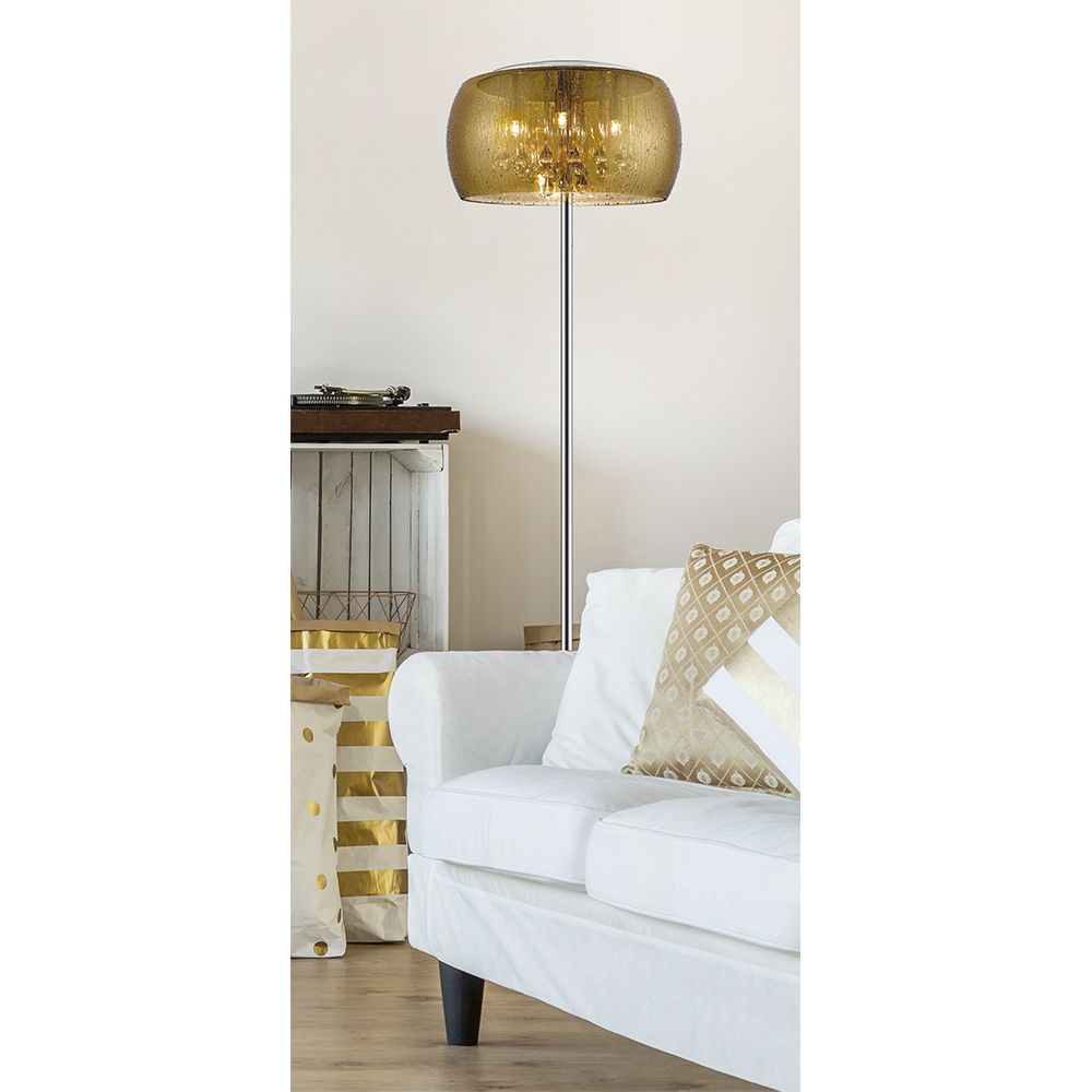 lampa podłogowa z efektem deszczu - salon jasna aranżacja ze złotem