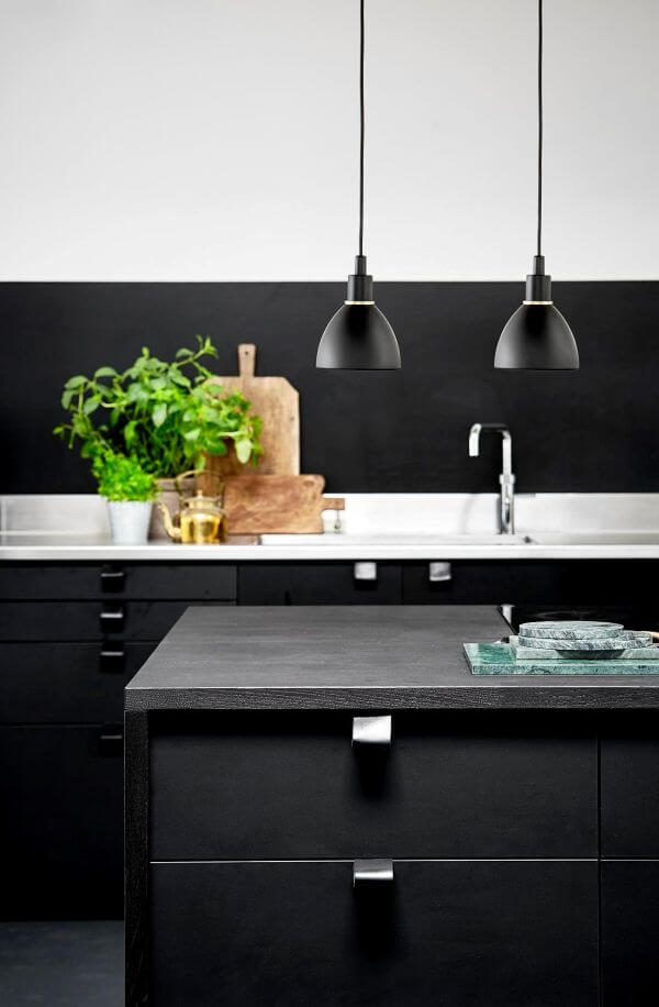 nowoczesne lampy wiszące, czarny klosz - aranżacja czarna kuchnia