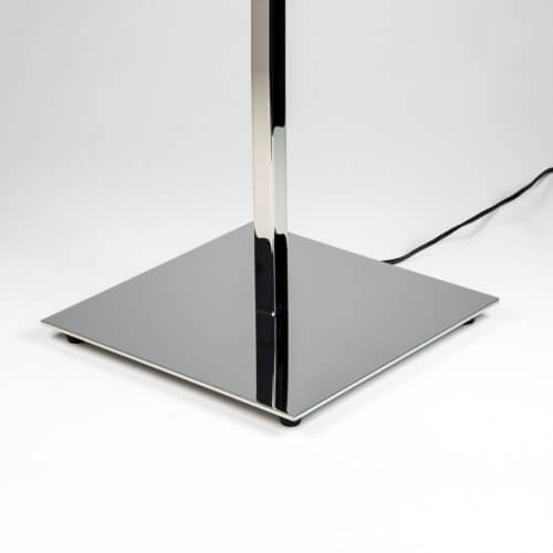 lampa stołowa ze srebrną, kwadratową podstawą