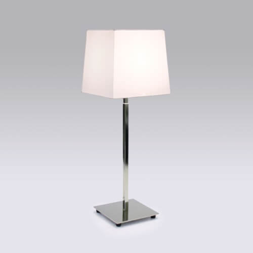 srebrna lampa stołowa z prostokątnym abażurem