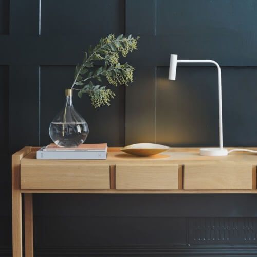 biała lampa biurkowa w stylu nowoczesnym