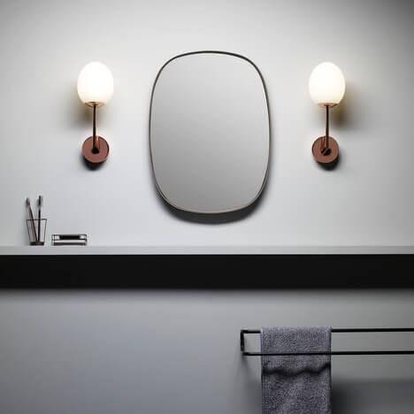 nowoczesny, miedziany kinkiet z kloszem z mlecznego szkła - aranżacja lustro w łazience