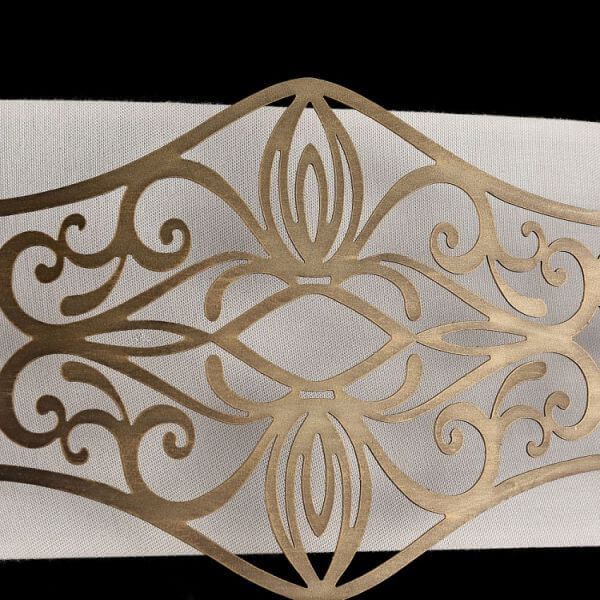 biały abażur ze złotą, metalową dekoracją