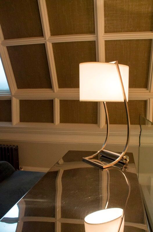lampa biurkowa oryginalna, elegancka z portem USB - aranżacja biuro