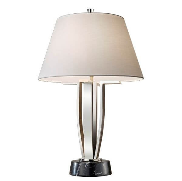 elegancka lampa stołowa ze srebrną podstawą i dużym, białym abażurem