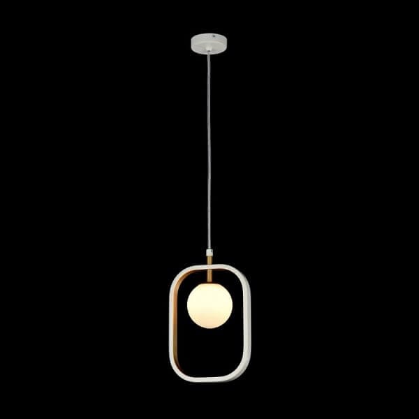 minimalistyczna lampa wisząca ze szklaną, mleczną kulą w designerskiej, metalowej oprawie, biało-złota