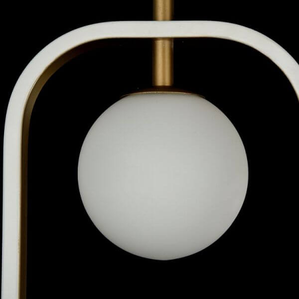 nowoczesna lampa wisząca z mleczną, szklaną kulą i minimalistyczną, biało-złotą oprawą z metalu