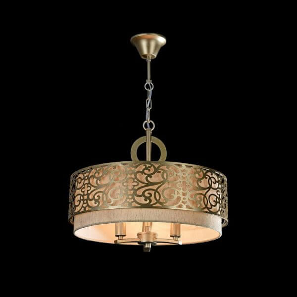 klasyczna lampa wisząca z metalowymi dekoracjami i kremowym abażurem