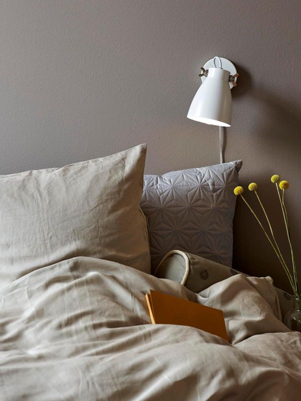 biały kinkiet w stylu nowoczesnym - aranżacja sypialnia w beżach