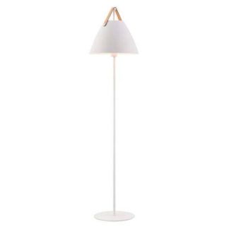 biała lampa podłogowa z metalowym kloszem w stylu skandynawskim