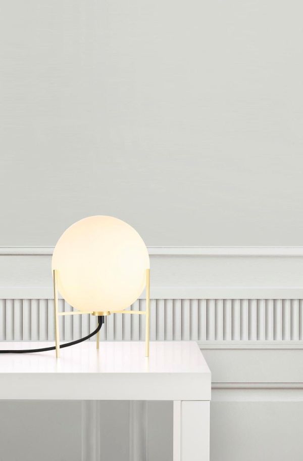 designerska lampa stołowa, szklana kula w złotej podstawie
