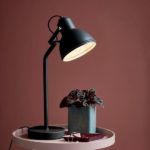 czarna lampa biurkowa w stylu industrialnym, nowoczesnym - aranżacja