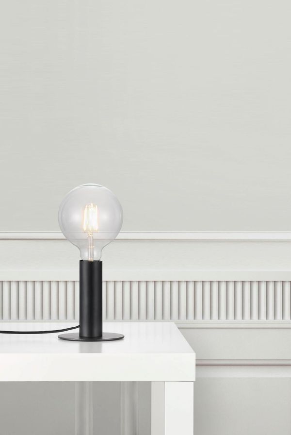 czarna lampa stołowa, minimalizm