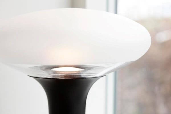 nowoczesna, minimalistyczna lampa stołowa z kloszem z mlecznego szkła