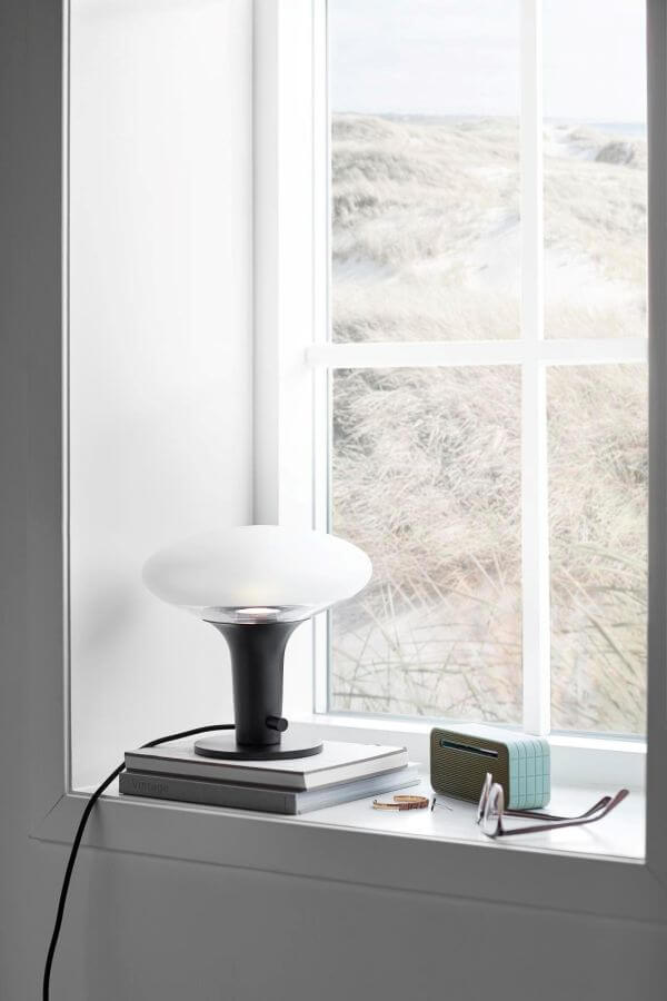 designerska lampa stołowa ze spłaszczonym kloszem grzybkiem - aranżacja