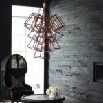 industrialna lampa wisząca z ażurowymi kloszami - aranżacja szary salon