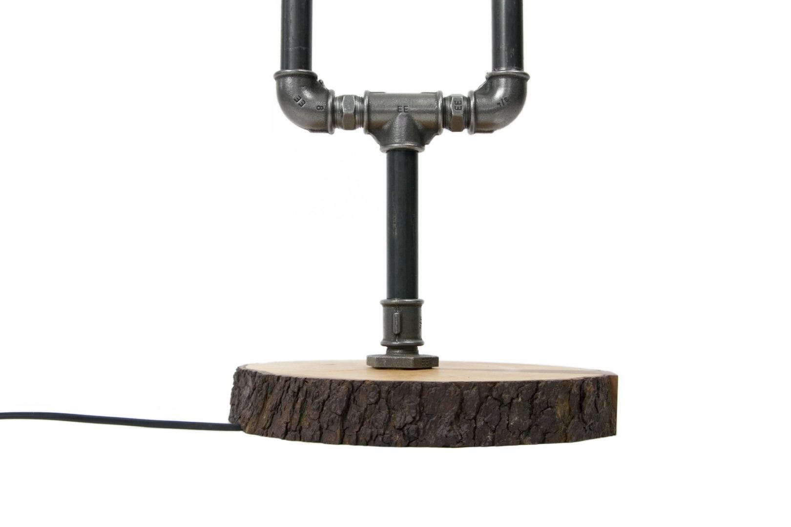 lampa podłogowa z rur na drewnianej podstawie, industrial design