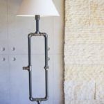 metalowa, industrialna, designerka lampa podłogowa z abażurem - aranżacja nowoczesna