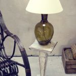 oliwkowa lampa stołowa ze szkła z białym abażurem, styl industrialny, aranżacja