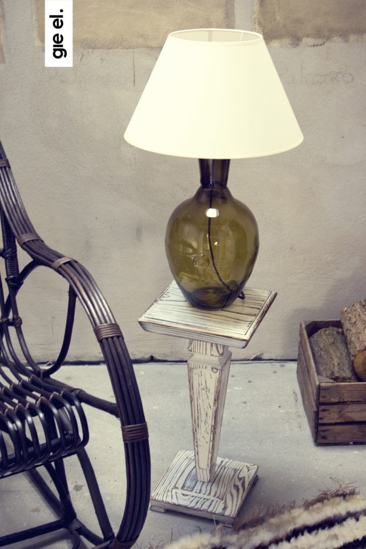 oliwkowa lampa stołowa ze szkła z białym abażurem, styl industrialny, aranżacja
