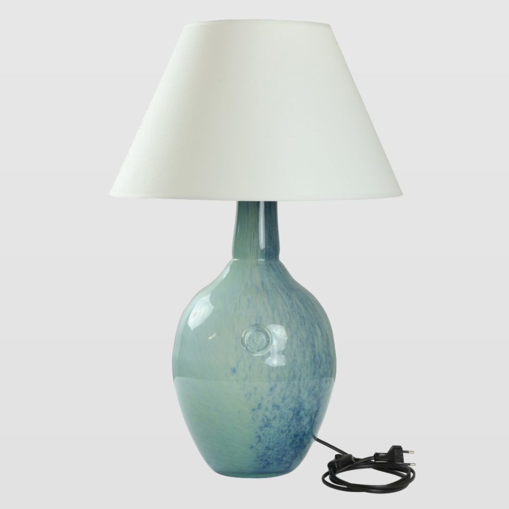 szklana lampa stołowa, błękitna z białym abażurem, hamptons