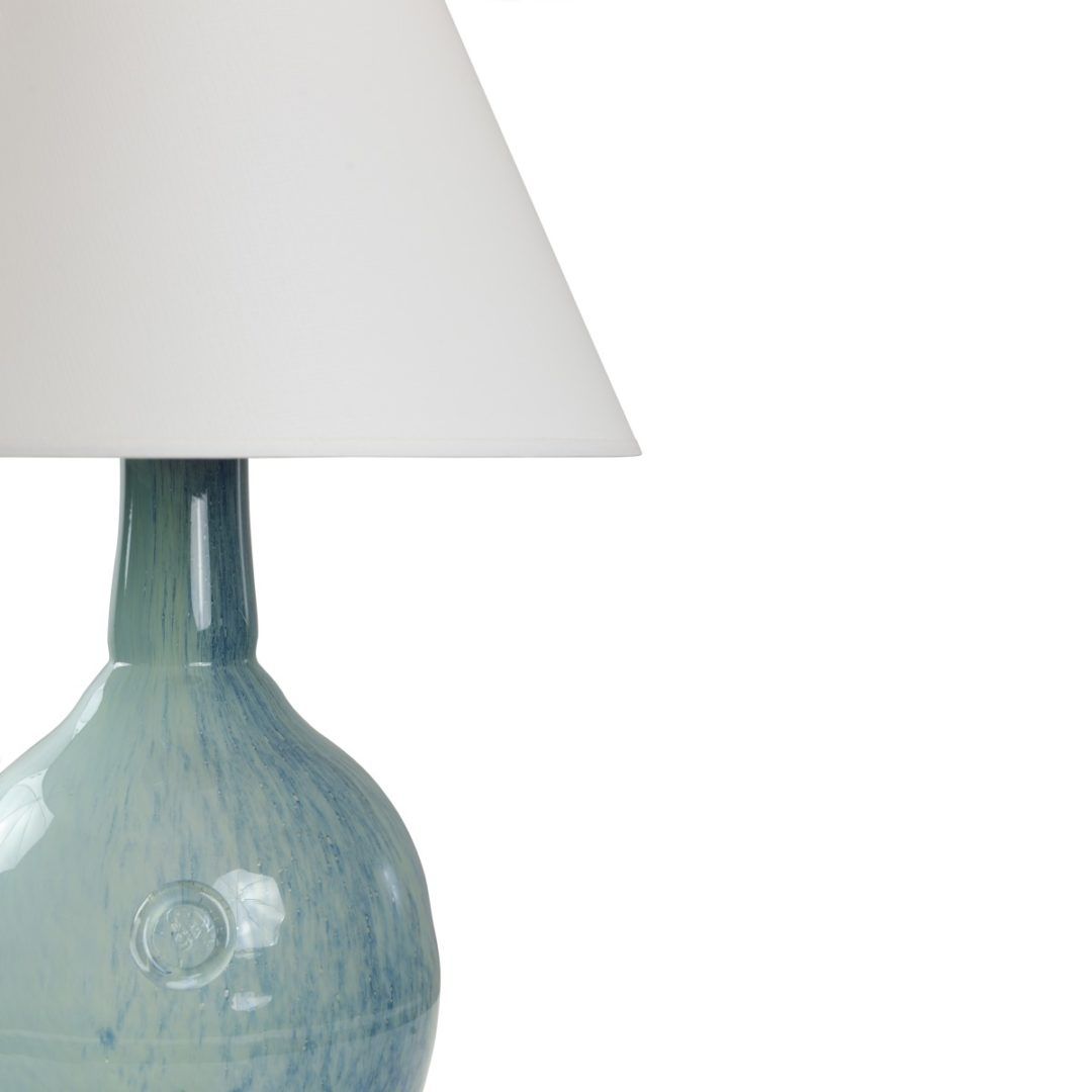 lampa stołowa ze szkła barwionego na odcienie błękitu, biały abażur