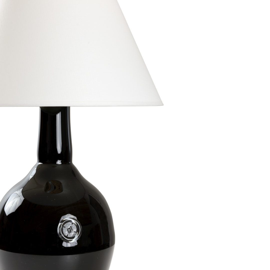 czarna, szklana lampa stołowa z białym abażurem, nowoczesna, black&white