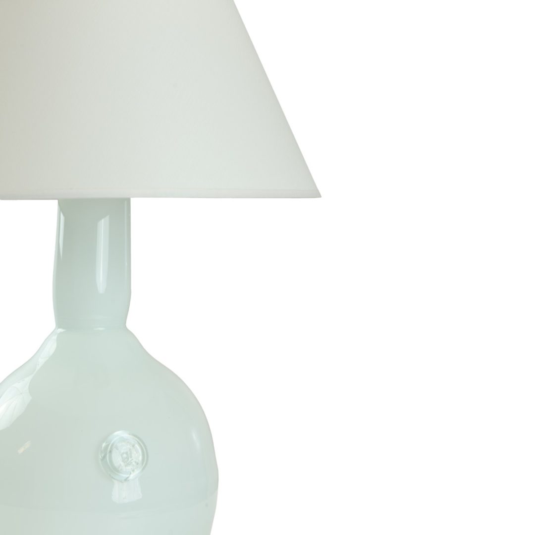 lampa stołowa z białego szkła, z abażurem