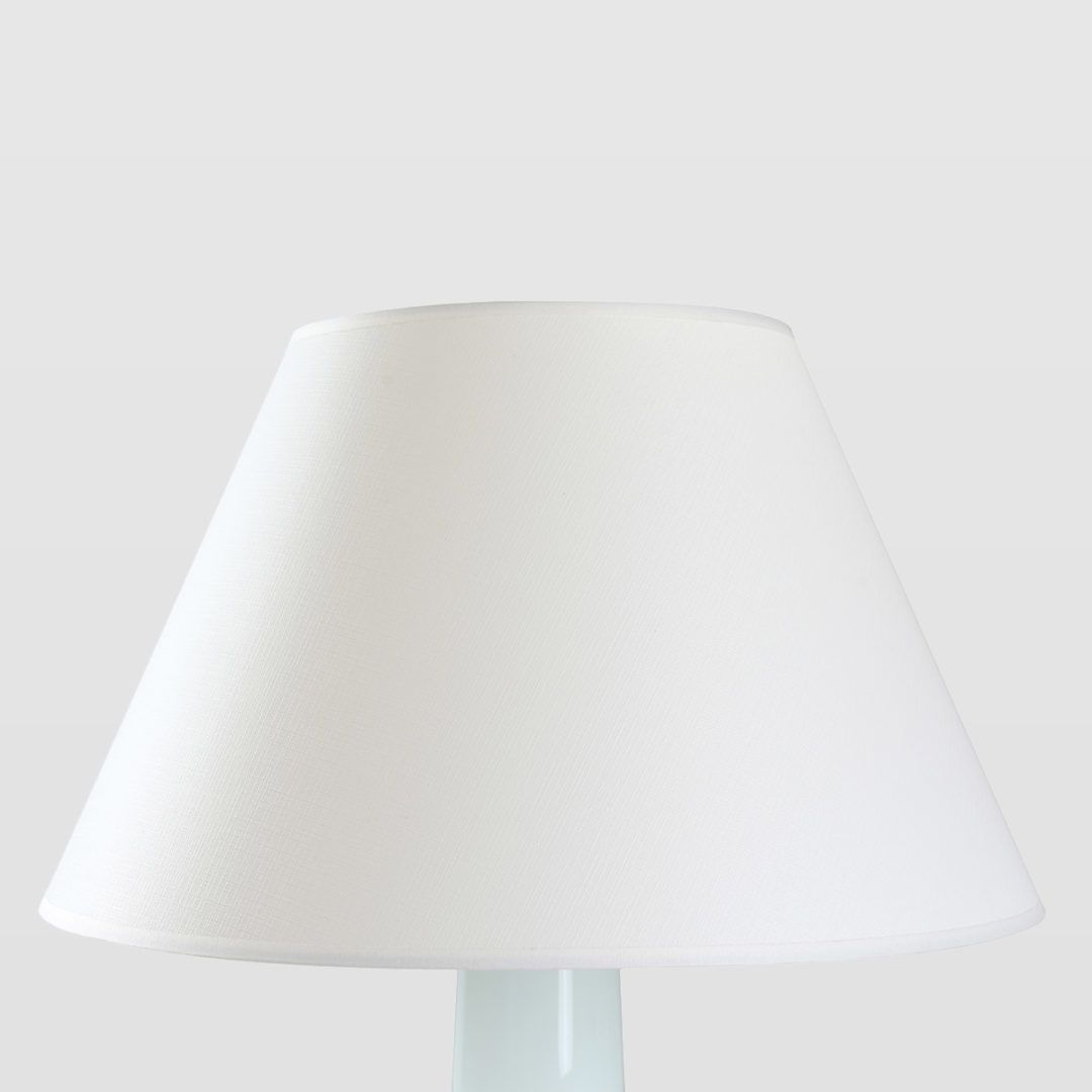 lampa stołowa z białym abażurem