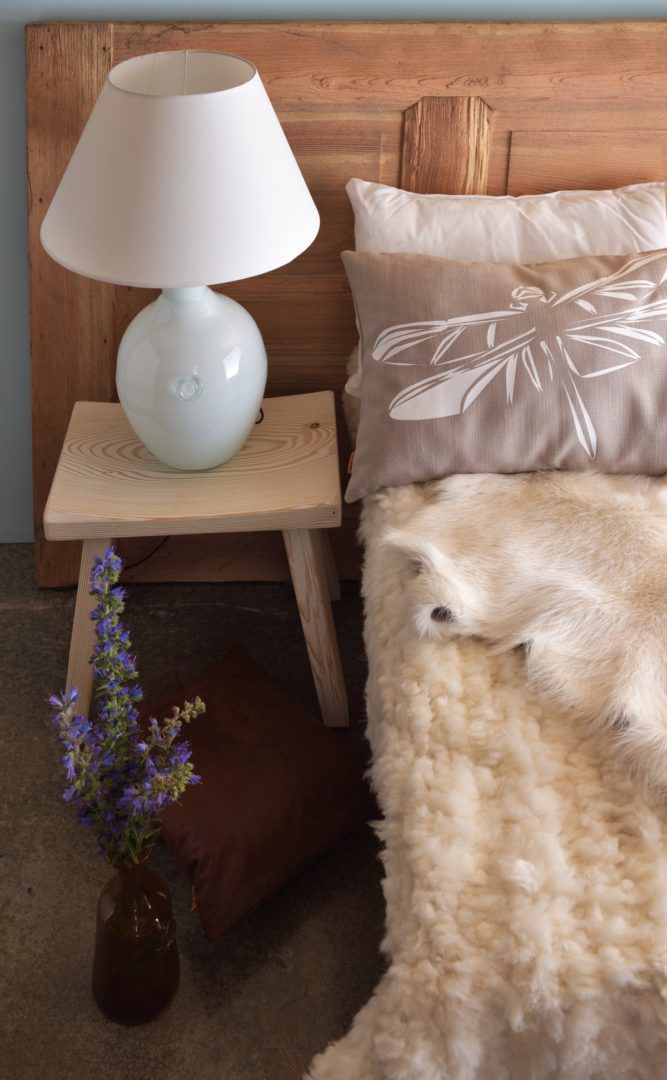szklana, biała lampa stołowa - aranżacja sypialnia w drewnie