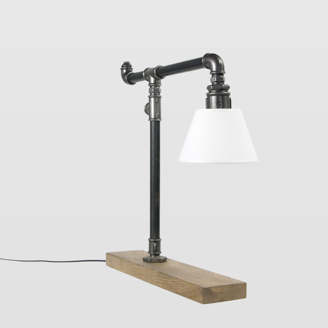 lampa stołowa z rur na drewnianej podstawie, industrial