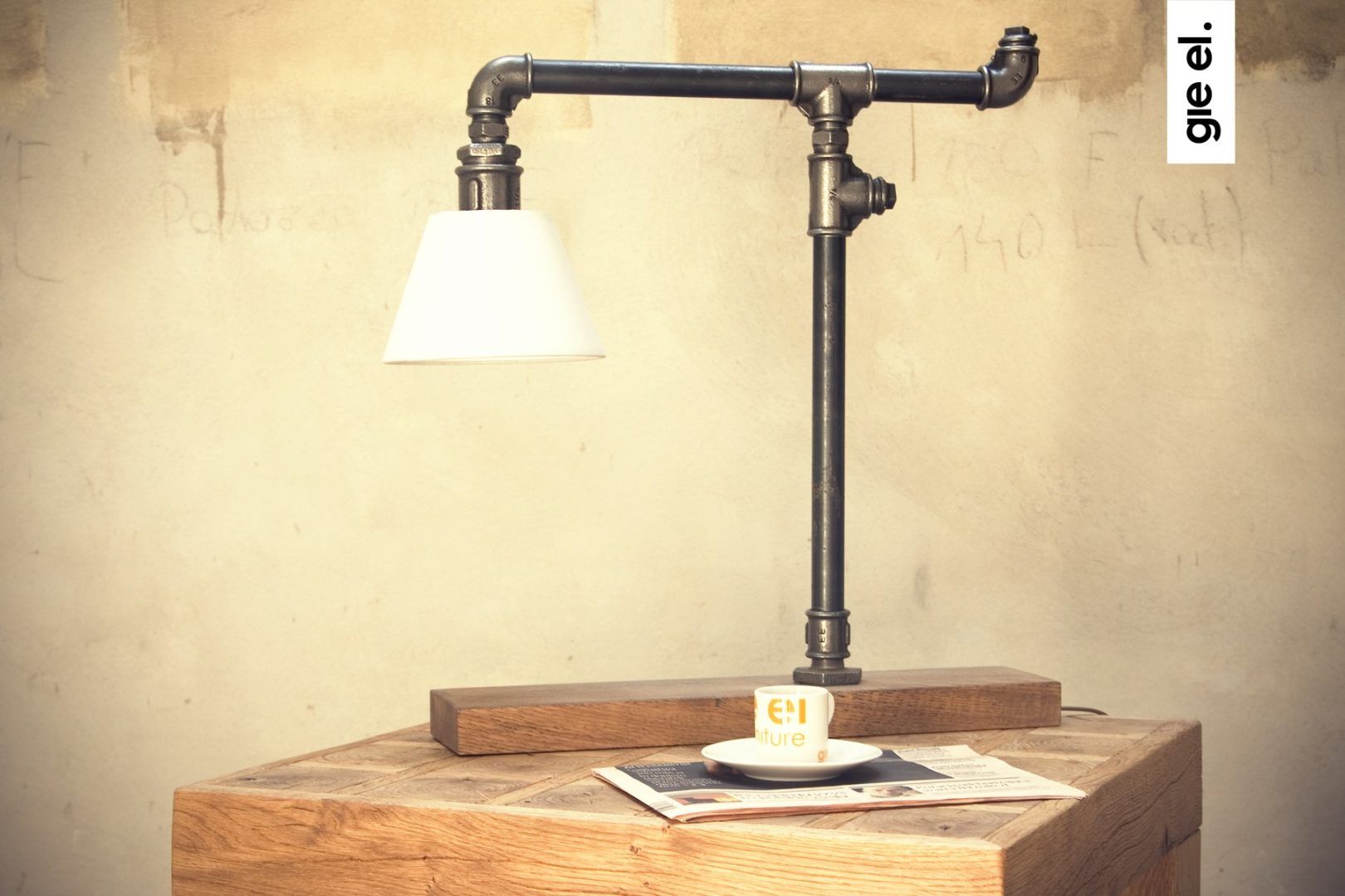 lampa stołowa w stylu industrialnym, na drewnianej podstawie, srebrna z białym abażurem - aranżacja indsutrial