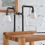 lampa stołowa z rurek na drewnianej podstawie - aranżacja industrialna