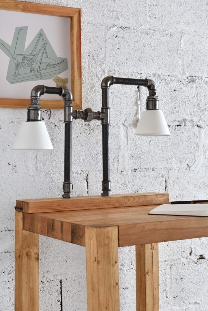 lampa stołowa z rurek na drewnianej podstawie - aranżacja industrialna