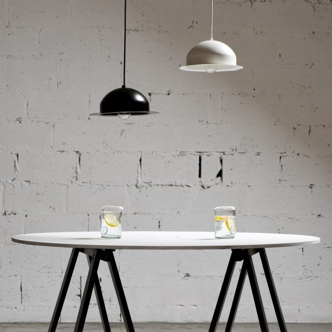 designerska lampa wisząca w kształcie melonika, biała i czarna - aranżacja industrial jadalnia