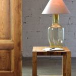 lampa stołowa z oliwkową podstawą ze szkła barwionego, aranżacja w drewnie