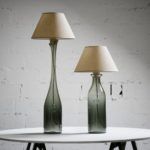 szara lampa szklana z podstawą w kształcie butelki, styl nowoczesny